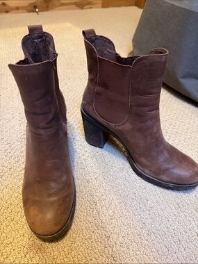 Crown Vintage Brown Leather Block Heel Chelsea Boots